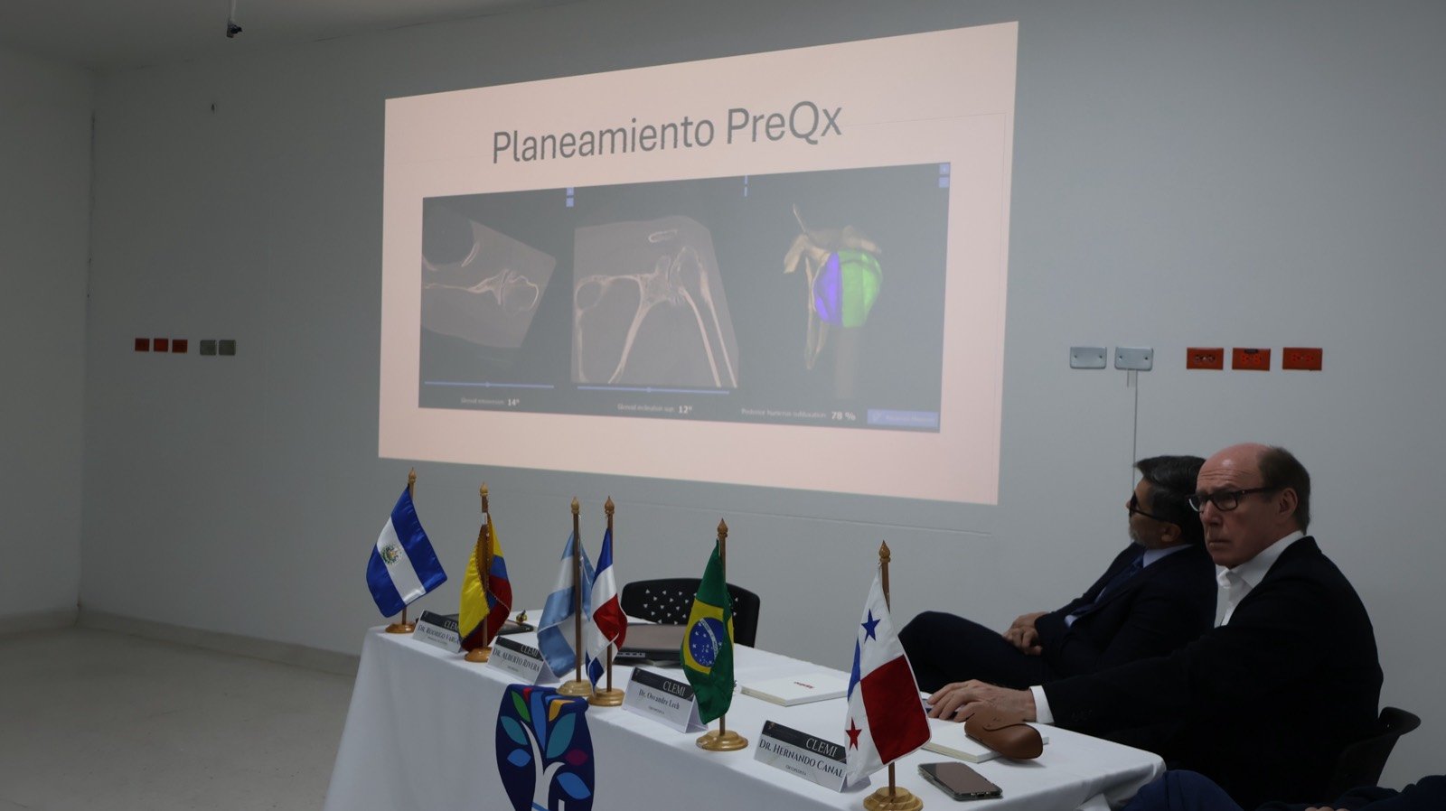 Mesa de panelistas durante presentación técnica