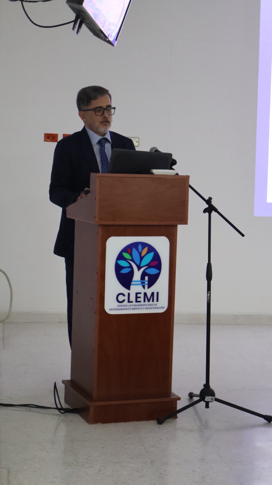 Ponente en el podio de CLEMI