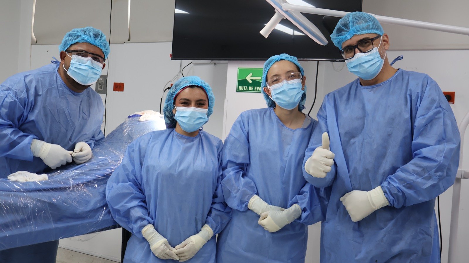 Equipo de especialistas posando durante la práctica