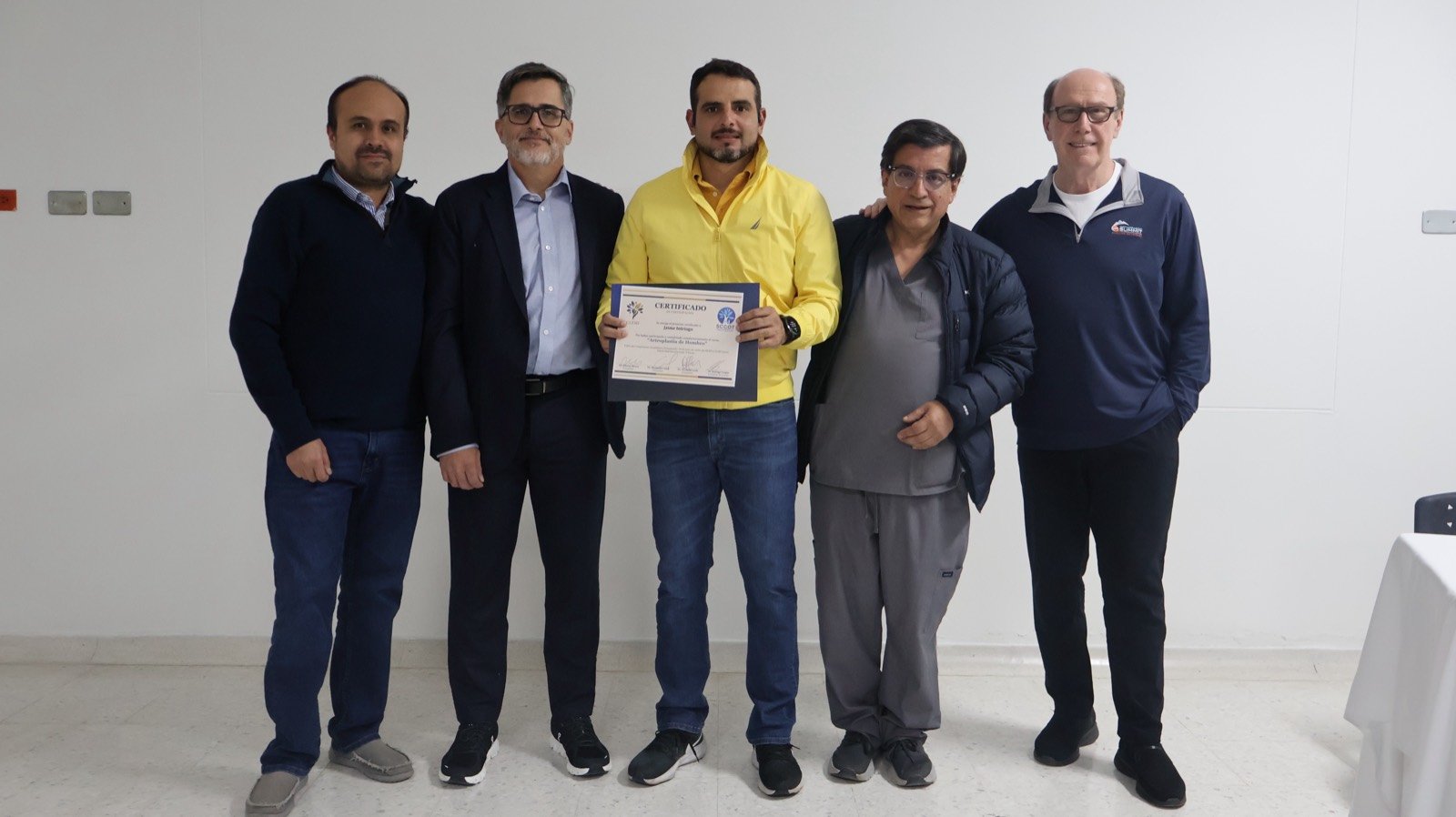 Entrega de certificado a especialista participante