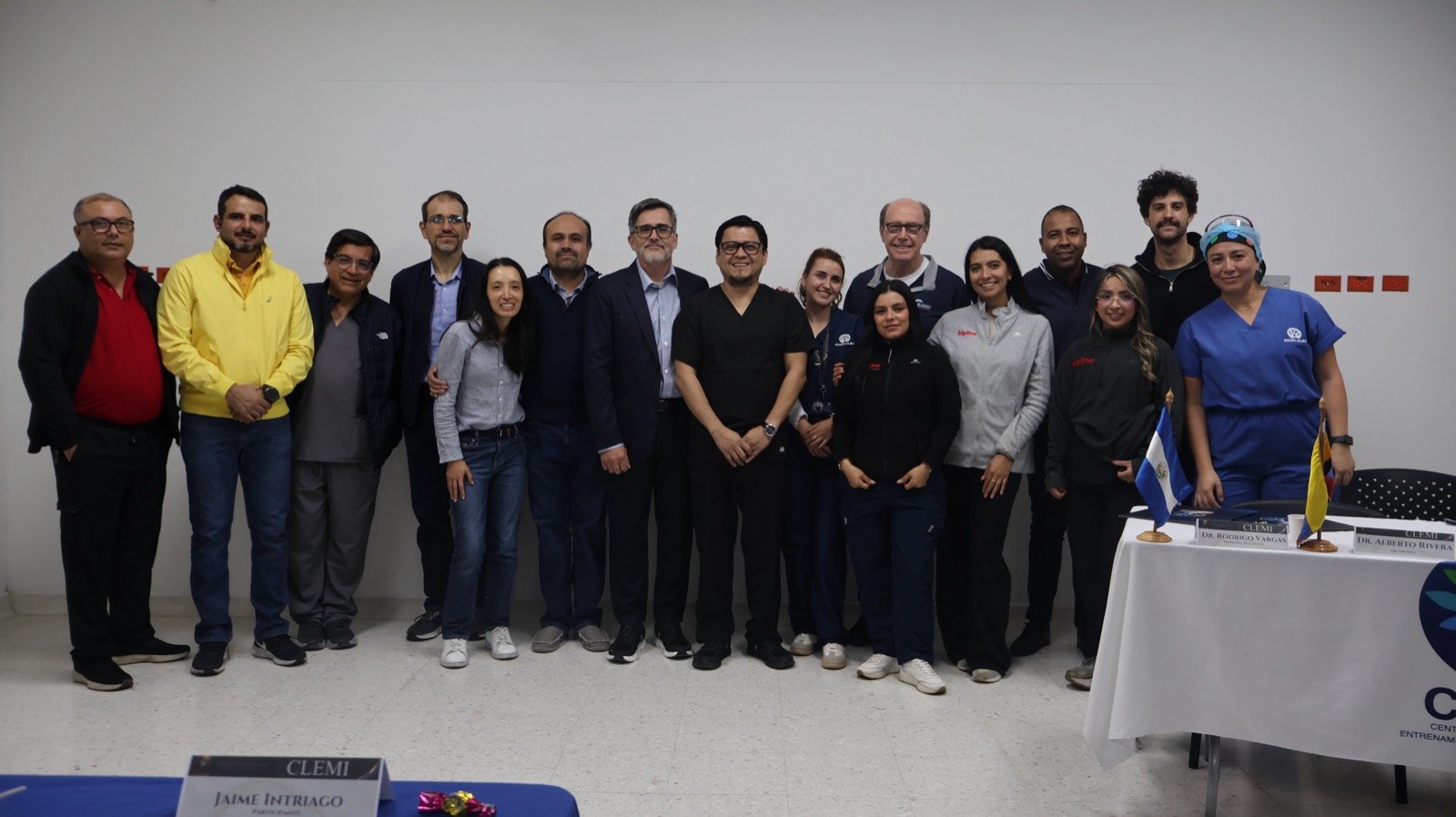 Foto grupal de participantes del curso Artroplastia de Hombro
